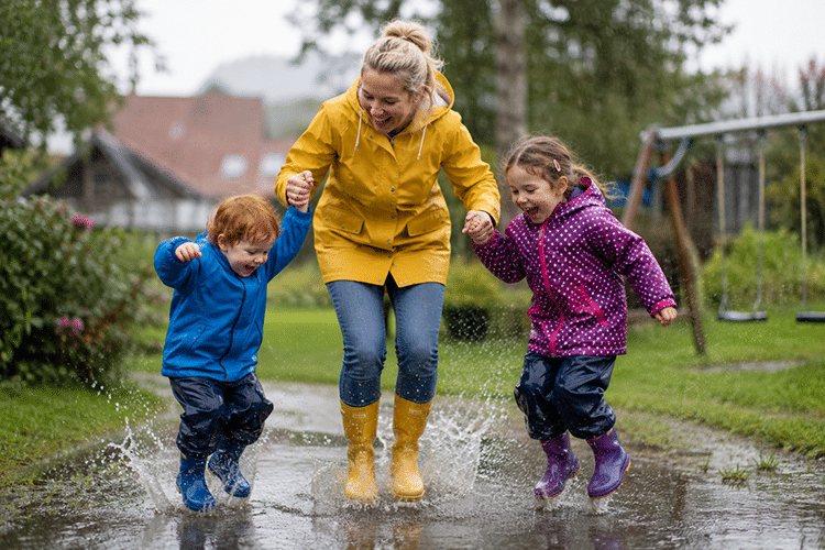 Draussen bei jedem Wetter – warum Kinder Regen brauchen